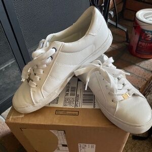 Tommy Hilfiger TWLamzey low-cut faux leather sneakers.  Preowned but very clean